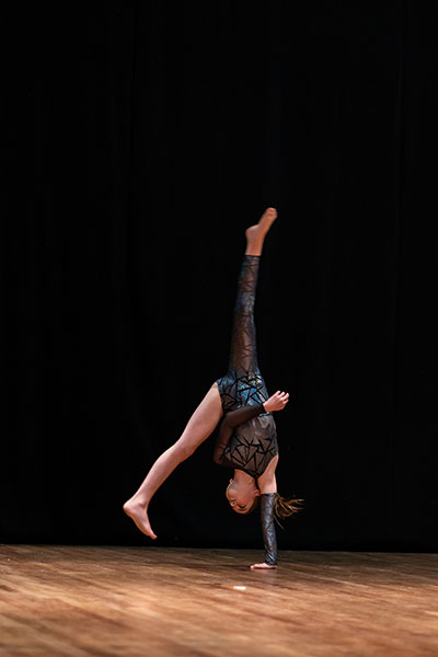 Solo Neon Champs - hand stand